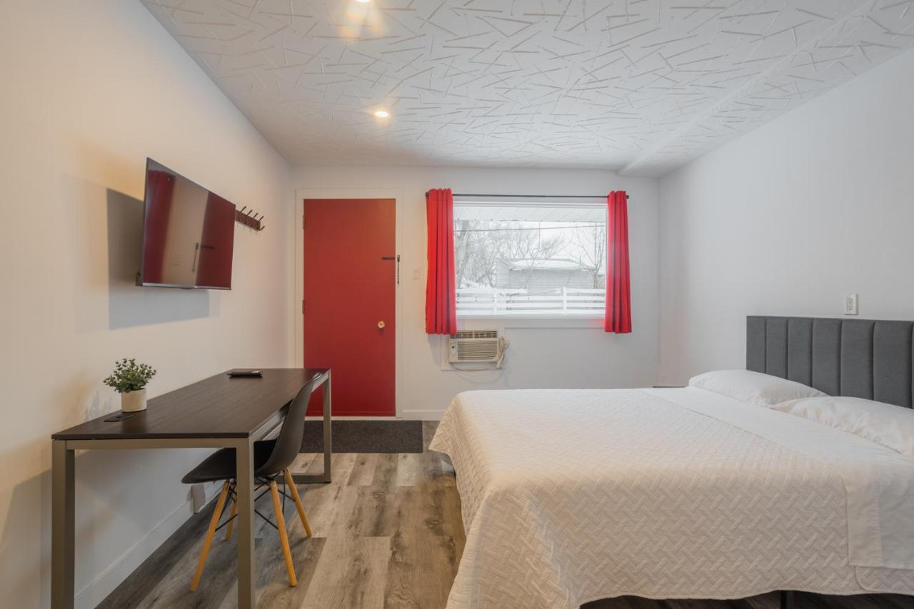 Motel Champlain Бросард Екстериор снимка