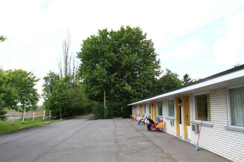 Motel Champlain Бросард Екстериор снимка